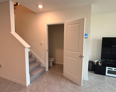 323 Preston Cove Drive - Photo Thumbnail 5