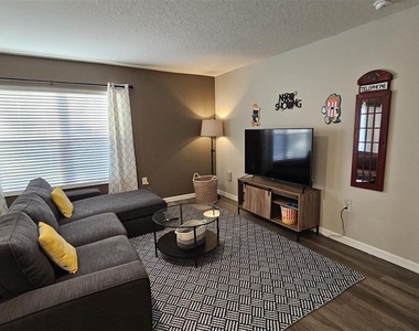 308 Lake Lucerne Way - Photo Thumbnail 2