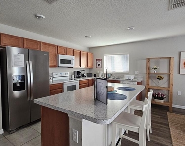 308 Lake Lucerne Way - Photo Thumbnail 4