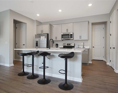 832 Blue Creek Drive - Photo Thumbnail 3