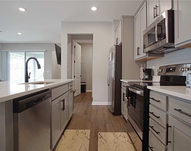 832 Blue Creek Drive - Photo Thumbnail 4