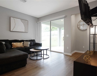 832 Blue Creek Drive - Photo Thumbnail 11
