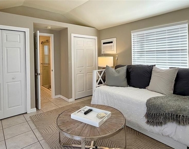 1618 Park Lake Street - Photo Thumbnail 4