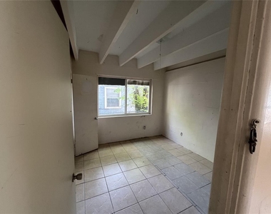 543 Division Street - Photo Thumbnail 4