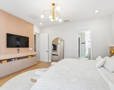 16312 Volterra Point - Photo Thumbnail 10