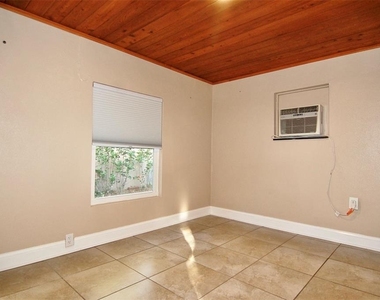 1940 Sunset Lane - Photo Thumbnail 10