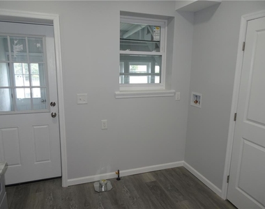 1535 E 7th Street - Photo Thumbnail 13