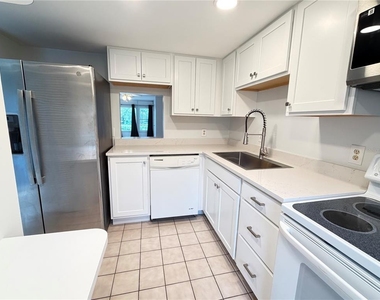 333 Lake Howard Drive Nw - Photo Thumbnail 3