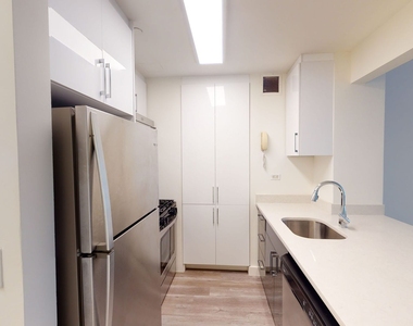 10 Hanover Square - Photo Thumbnail 1