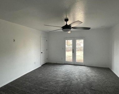 4213 Hampshire Lane - Photo Thumbnail 3