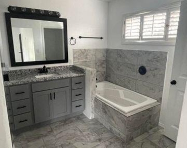 4213 Hampshire Lane - Photo Thumbnail 5