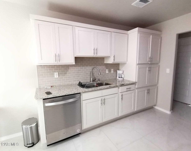 13865 Lorenz Avenue - Photo Thumbnail 3