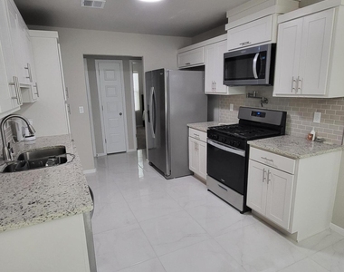 13865 Lorenz Avenue - Photo Thumbnail 6