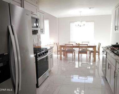 13865 Lorenz Avenue - Photo Thumbnail 5
