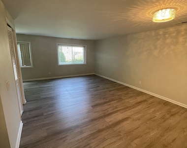 31 Stuart Avenue - Photo Thumbnail 2