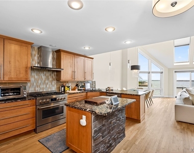 36 Harbour Point - Photo Thumbnail 3