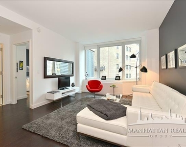 Nassau Street - Photo Thumbnail 3