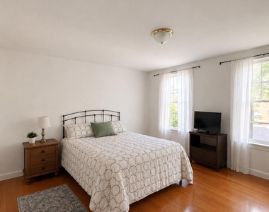 140 East 51st Street - Photo Thumbnail 3