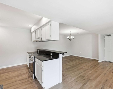 605 Candler Street - Photo Thumbnail 9