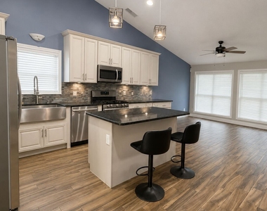 7061 N Shore Drive - Photo Thumbnail 3