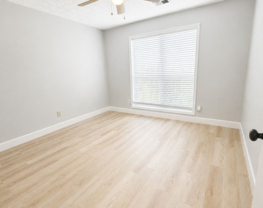 7061 N Shore Drive - Photo Thumbnail 11
