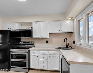 613 Champlain Street - Photo Thumbnail 7