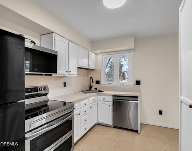 613 Champlain Street - Photo Thumbnail 6