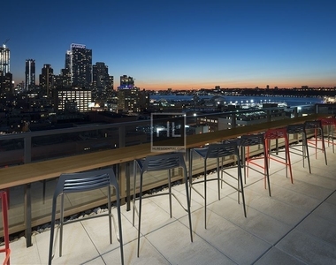 West 52nd Street - Photo Thumbnail 4