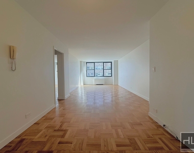 East 49 Street - Photo Thumbnail 4