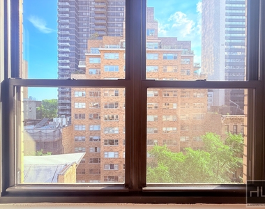 East 49 Street - Photo Thumbnail 3