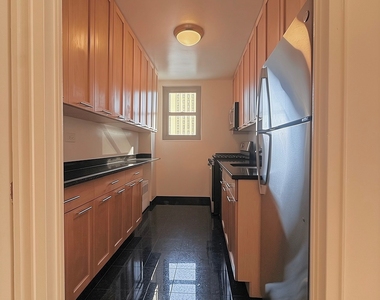 East 49 Street - Photo Thumbnail 6