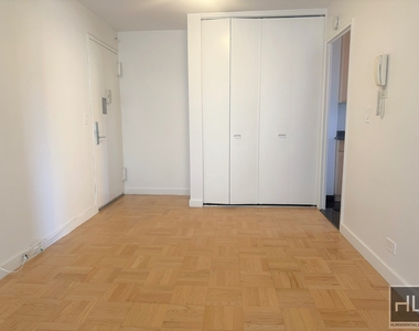 East 49 Street - Photo Thumbnail 7