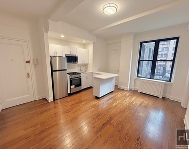 East 46 Street - Photo Thumbnail 3
