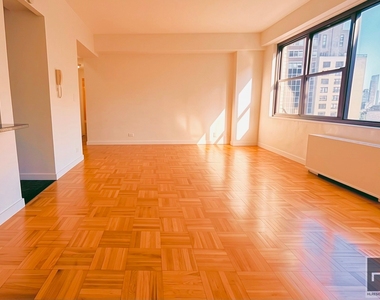 East 49 Street - Photo Thumbnail 2