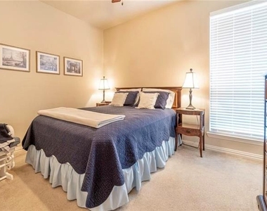 908 Lake Grove Drive - Photo Thumbnail 5