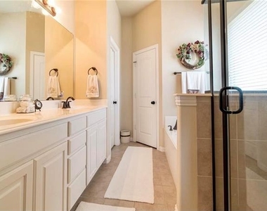 908 Lake Grove Drive - Photo Thumbnail 4