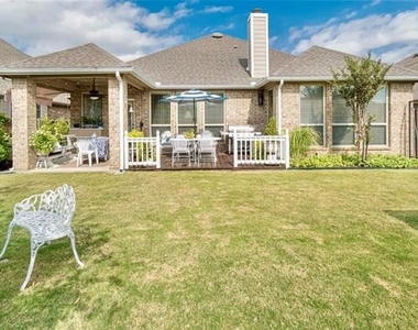 908 Lake Grove Drive - Photo Thumbnail 6