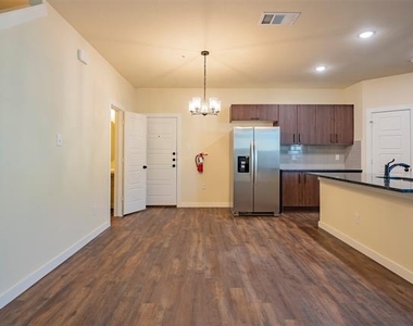 713 Wheatfield Drive - Photo Thumbnail 2