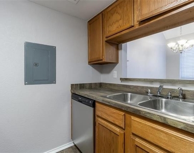 449 Harris Street - Photo Thumbnail 4