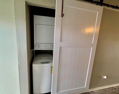 808 W Collins Street - Photo Thumbnail 11