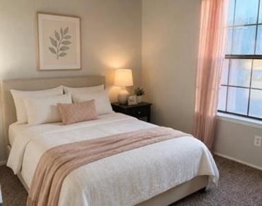 808 W Collins Street - Photo Thumbnail 8