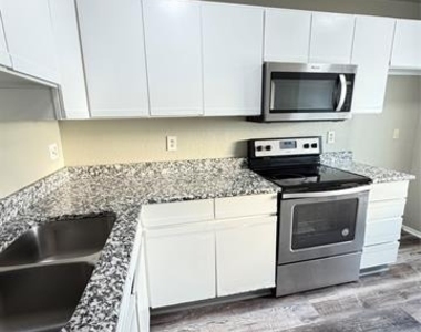 808 W Collins Street - Photo Thumbnail 4