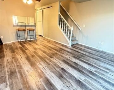 808 W Collins Street - Photo Thumbnail 1