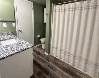 808 W Collins Street - Photo Thumbnail 7