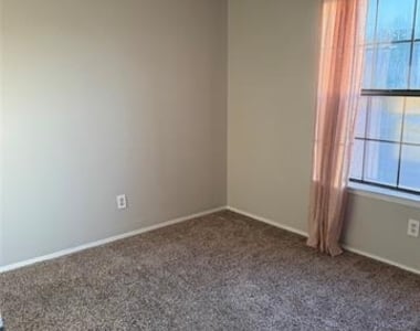 808 W Collins Street - Photo Thumbnail 9
