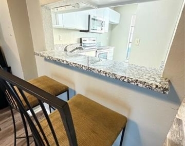 808 W Collins Street - Photo Thumbnail 3