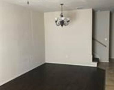 213 S Magnolia Street - Photo Thumbnail 3