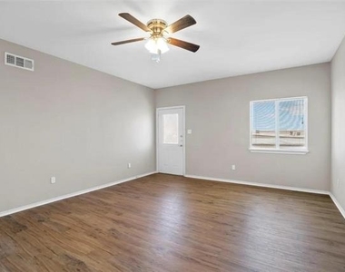 512 Hazelwood Drive - Photo Thumbnail 2