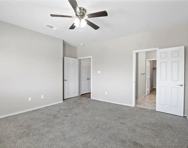 512 Hazelwood Drive - Photo Thumbnail 8