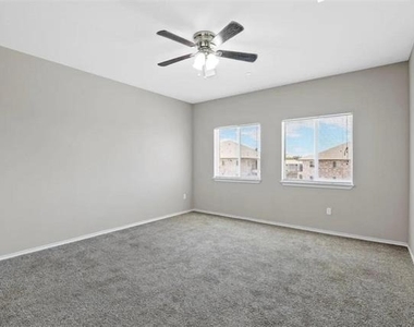 512 Hazelwood Drive - Photo Thumbnail 6